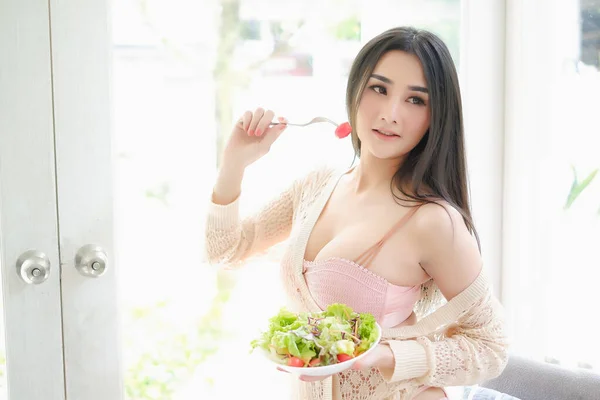 性感的亚洲女人穿着内衣裤或内衣裤 手里拿着沙拉 健康饮食理念 — 图库照片
