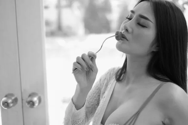 性感的亚洲女人穿着内衣裤或内衣裤 手里拿着沙拉 健康饮食理念 — 图库照片
