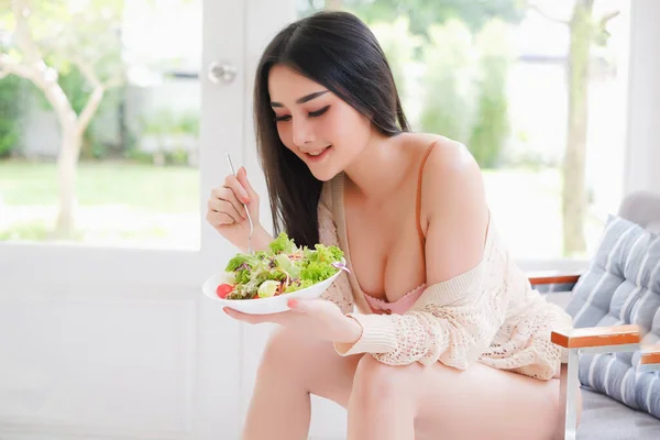 Retrato Sexy Mujer Asiática Usar Lencería Ropa Interior Con Ensalada —  Fotos de Stock
