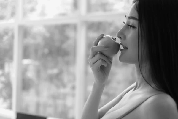 Portret Seksowna Azjatycka Kobieta Nosi Bieliznę Lub Bieliznę Zielonym Jabłkiem — Zdjęcie stockowe