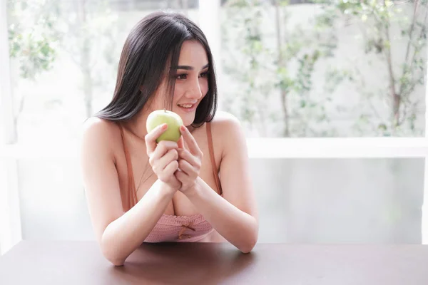 Πορτρέτο Σέξι Γυναίκα Ασία Φορούν Εσώρουχα Εσώρουχα Πράσινο Μήλο Εκμετάλλευση — Φωτογραφία Αρχείου