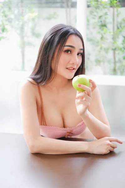 性感的亚洲女人穿着内衣或内裤 手里拿着绿色苹果 健康饮食理念 — 图库照片