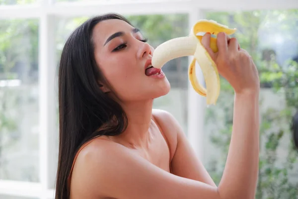 Porträt Sexy Asiatisch Frau Mit Bananenfrucht — Stockfoto