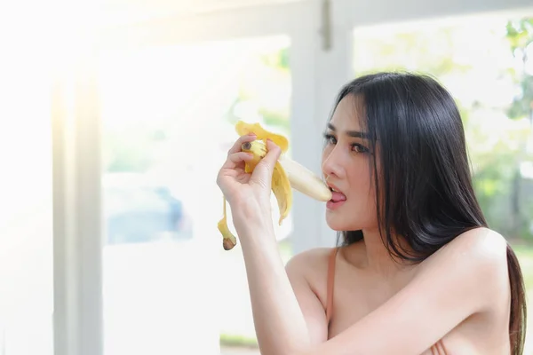 Porträtt Sexig Asiatisk Kvinna Med Banan Frukt — Stockfoto