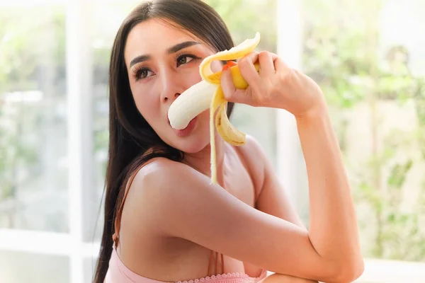 Портрет Сексуальной Азиатской Женщины Банановыми Фруктами — стоковое фото