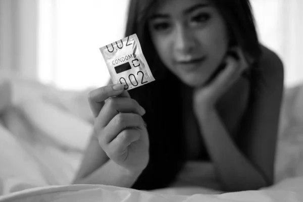 Porträtt Sexig Asiatisk Kvinna Med Kondom Säker Sex Koncept — Stockfoto