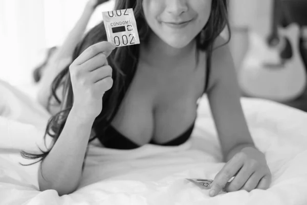 Retrato Sexy Ásia Mulher Com Preservativo Seguro Sexo Conceito — Fotografia de Stock