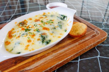 Tablo peynir pişmiş ıspanak