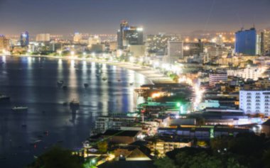 Pattaya şehrinin görüş açısı bulanıklaştı. Tayland 'ın tarihi simgesi gece vakti meşhurdur.