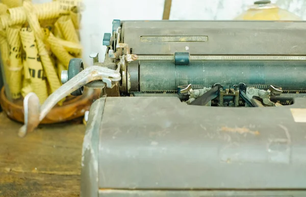 Alte Schreibmaschine Auf Dem Tisch Aufmachen — Stockfoto