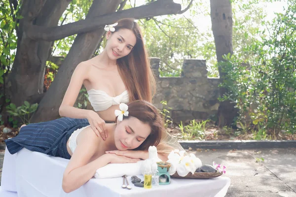 Två Asiatiska Sexiga Kvinnor Som Gör Spamassage Tillsammans Utomhus — Stockfoto