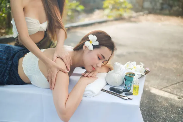 Due Asiatico Sexy Donne Fare Spa Massaggio Insieme All Aperto — Foto Stock