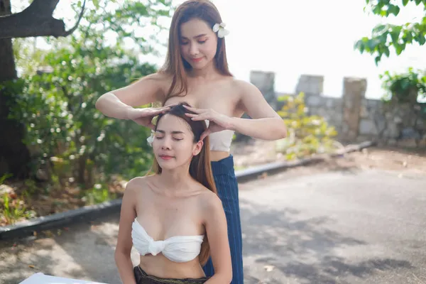 Zwei Asiatische Sexy Frauen Tun Wellness Massage Zusammen Freien — Stockfoto