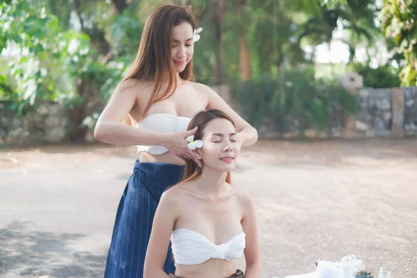 Két Ázsiai Szexi Nők Csinál Spa Masszázs Együtt Szabadban — Stock Fotó