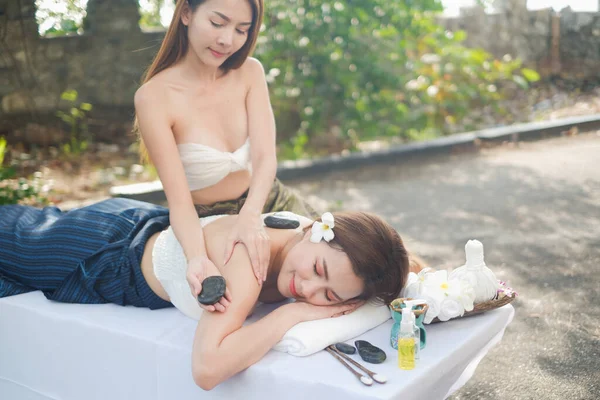 两个亚洲性感女人在户外一起做温泉按摩 — 图库照片