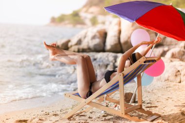 Asyalı kadın portresi. Deniz kenarında seksi bikini. Yaz mevsiminde mutlu hayat.