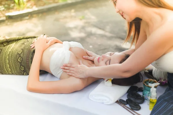 Asyalı Seksi Kadın Açık Havada Spa Masajı Yapıyor — Stok fotoğraf