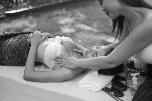 Twee Aziatische Sexy Vrouwen Doen Spa Massage Samen Outdoor — Stockfoto