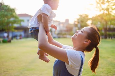 Parktaki mutlu Asyalı aile