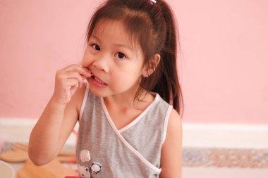 Güzel Asyalı küçük kız çocuğu portresi