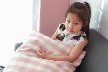 Güzel Asyalı küçük kız çocuğu portresi