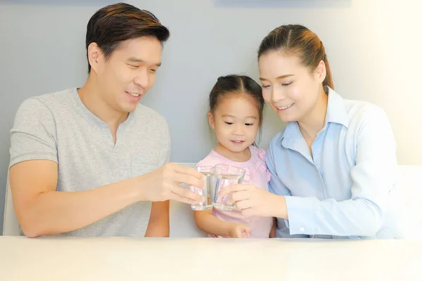 Asiatische Familie Trinkt Gemeinsam Wasser — Stockfoto