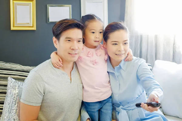 Glückliche Asiatische Familie Schaut Tablet Auf Sofa Wohnzimmer — Stockfoto