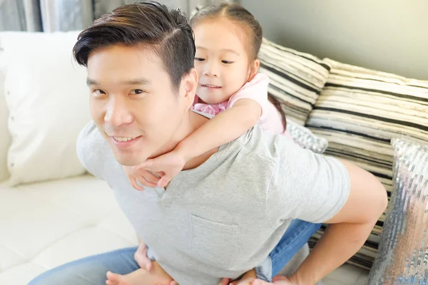 Glückliche Asiatische Familie Schaut Tablet Auf Sofa Wohnzimmer — Stockfoto