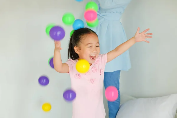 Asiatische Familie Spielt Bunten Ball Auf Bett — Stockfoto