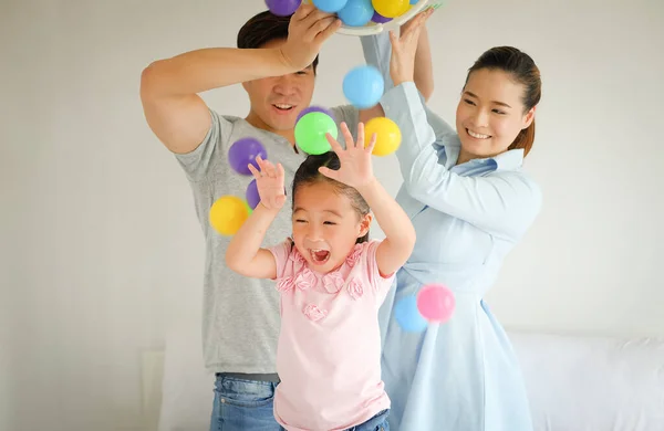 Азиатская Семья Играет Разноцветный Мяч Кровати — стоковое фото