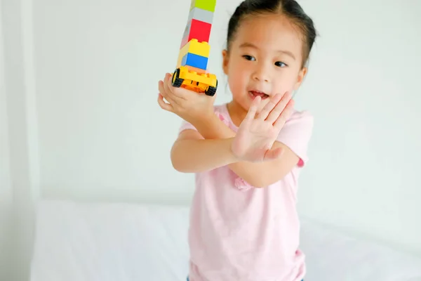 Wenig Süß Asiatisch Mädchen Spielend Plastic Bunt Spielzeug — Stockfoto