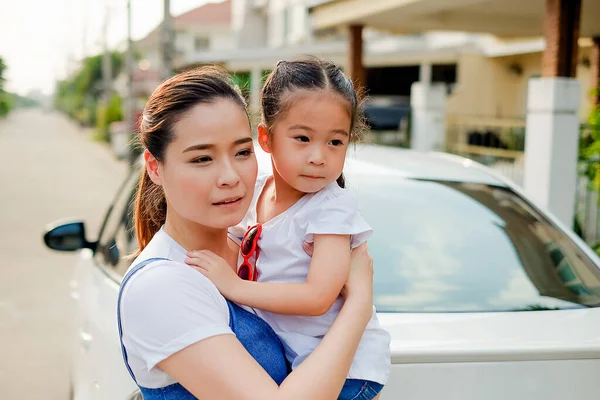 Glücklich Asiatische Familie Sitzen Auto — Stockfoto