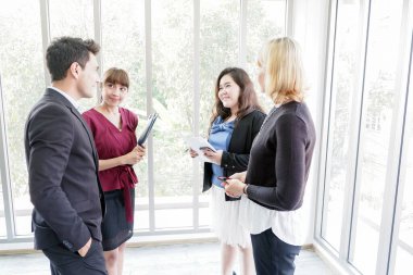 Çok ırklı seminer grup toplantısı ve iş adamları takım çalışması ofiste başarılı oldu