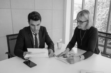 İş adamı ve iş kadını ofiste buluştu