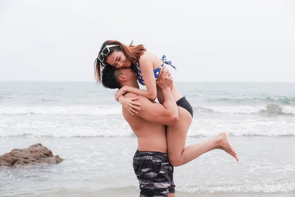 Πορτρέτο Ζευγάρι Ερωτευμένοι Ασιάτες Σέξι Μπικίνι Στην Παραλία Ευτυχισμένη Ζωή — Φωτογραφία Αρχείου