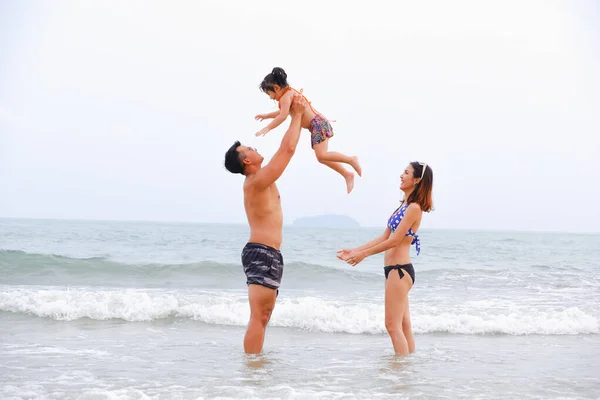 Familia Asiática Padre Madre Hija Feliz Vida Playa Con Tabla — Foto de Stock