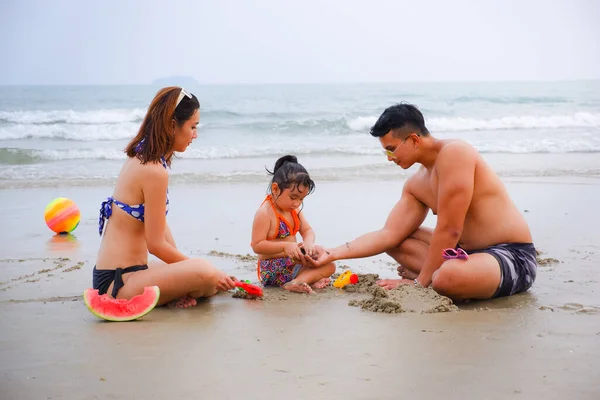 Familia Asiática Padre Madre Hija Feliz Vida Playa Con Tabla — Foto de Stock