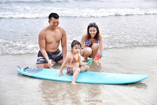 Asia Familia Padre Madre Hija Feliz Vida Playa Con Tabla — Foto de Stock