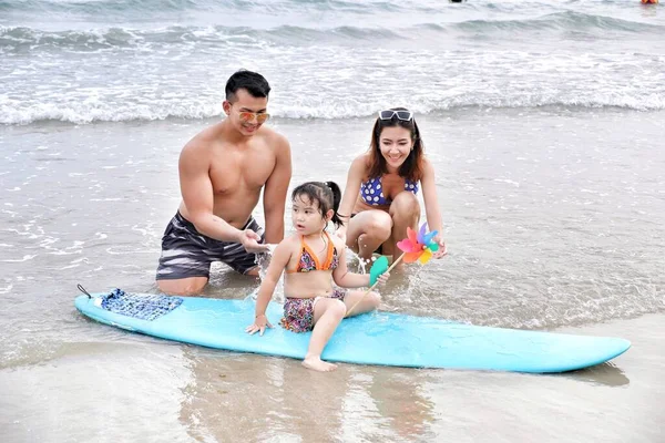 Familia Asiática Padre Madre Hija Feliz Vida Playa Con Tabla — Foto de Stock