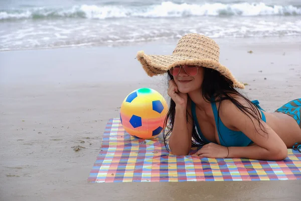 Sahilde Bikini Giyen Seksi Asyalı Kadın — Stok fotoğraf