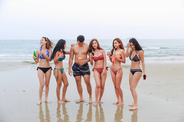 アジアのセクシービキニパーティー海辺では ビーチで楽しいダンスや飲み物 夏の幸せな生活をしているグループの友人との出会いをお楽しみください — ストック写真