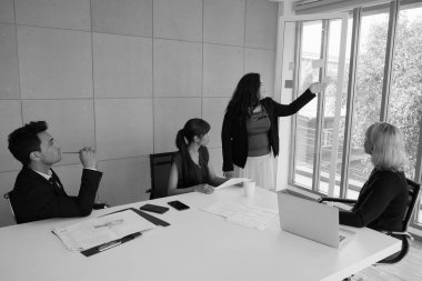 Çok ırklı seminer grup toplantısı ve iş adamları takım çalışması ofiste başarılı oldu