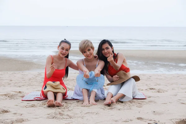 Retrato Três Mulheres Asiáticas Meninas Grupo Amigos Divertindo Juntos Praia — Fotografia de Stock
