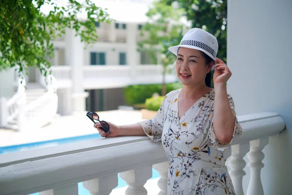 Porträt Senior Asiatische Frau Tragen Einen Hut Garten — Stockfoto