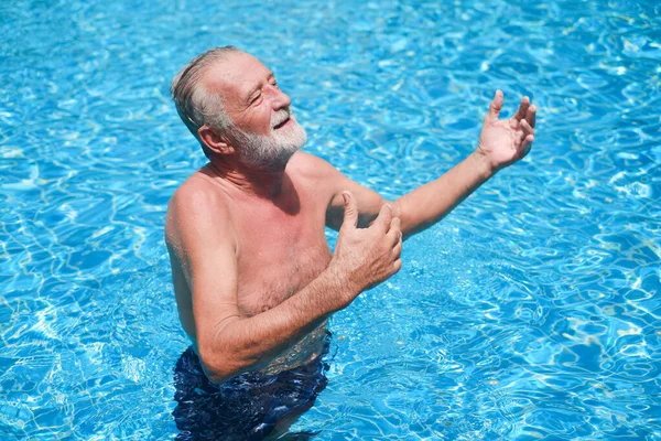 Porträt Kaukasischer Ältester Älterer Mann Der Sich Schwimmbad Ausruht — Stockfoto