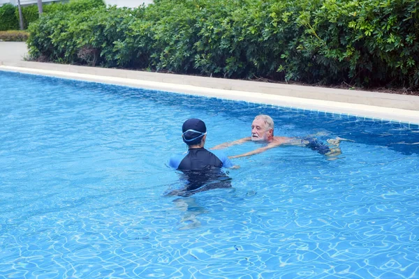 Azji Senior Kobieta Szkolenia Kaukaski Stary Człowiek Pływanie Razem — Zdjęcie stockowe