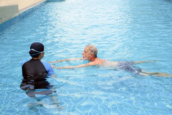 Asiático Senior Mujer Formación Caucásico Viejo Hombre Nadando Juntos — Foto de Stock