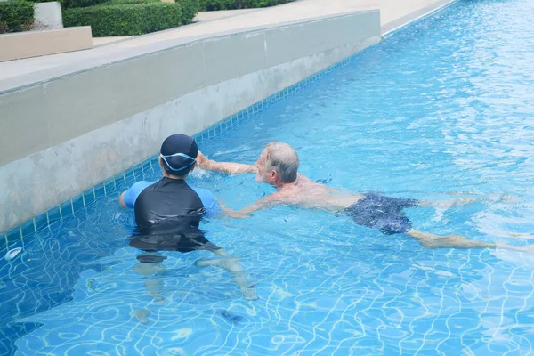 Asiático Senior Mujer Formación Caucásico Viejo Hombre Nadando Juntos — Foto de Stock