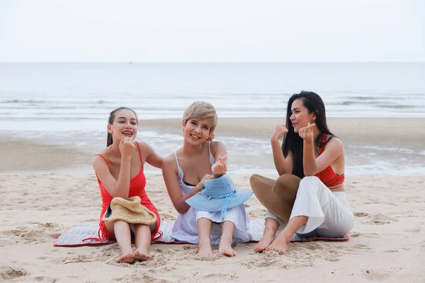 Портрет Трьох Азіатських Жінок Подруги Групи Дівчат Розважаються Разом Пляжі Ліцензійні Стокові Зображення