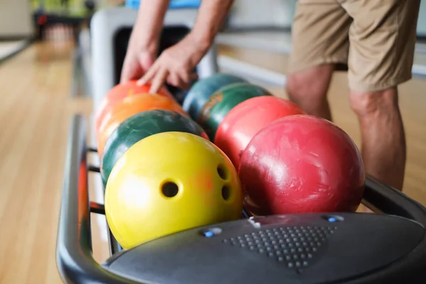 Bowling Topunu Kapatın Bir Ara Sokağa Park Edildi — Stok fotoğraf